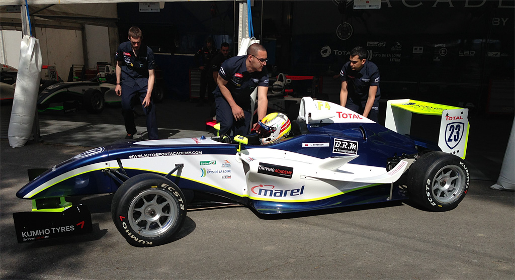 Lasse Sørensen i sin Formel 4 racer